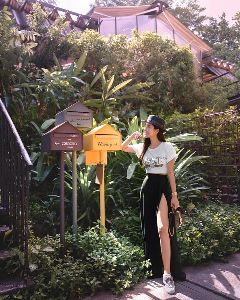 Con đã đến tuổi lấy chồng bà mẹ này vẫn trẻ như gái son khi sành điệu cùng hàng hiệu