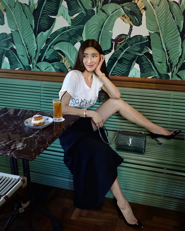 Con đã đến tuổi lấy chồng bà mẹ này vẫn trẻ như gái son khi sành điệu cùng hàng hiệu