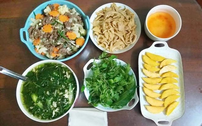 Con dâu bầu vượt mặt vẫn chăm vào bếp bố mẹ chồng suốt ngày khen được ăn nhiều món ngon