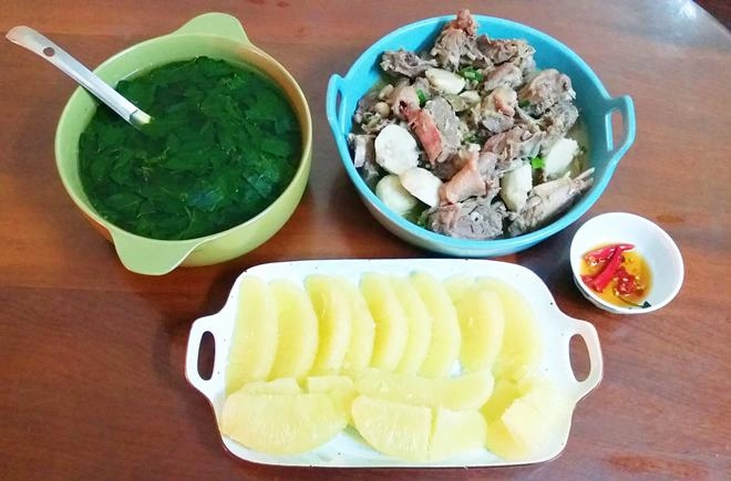 Con dâu bầu vượt mặt vẫn chăm vào bếp bố mẹ chồng suốt ngày khen được ăn nhiều món ngon