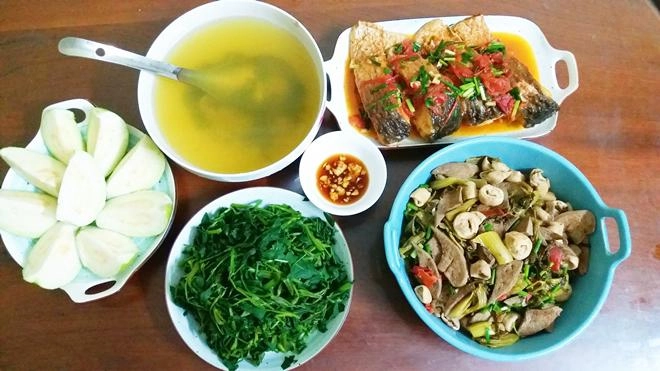 Con dâu bầu vượt mặt vẫn chăm vào bếp bố mẹ chồng suốt ngày khen được ăn nhiều món ngon