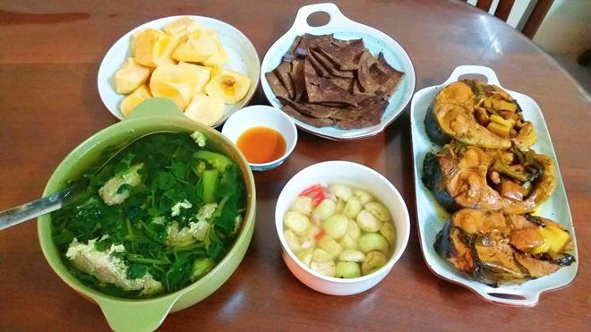 Con dâu bầu vượt mặt vẫn chăm vào bếp bố mẹ chồng suốt ngày khen được ăn nhiều món ngon