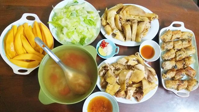 Con dâu bầu vượt mặt vẫn chăm vào bếp bố mẹ chồng suốt ngày khen được ăn nhiều món ngon