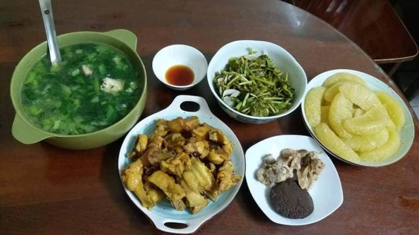 Con dâu bầu vượt mặt vẫn chăm vào bếp bố mẹ chồng suốt ngày khen được ăn nhiều món ngon