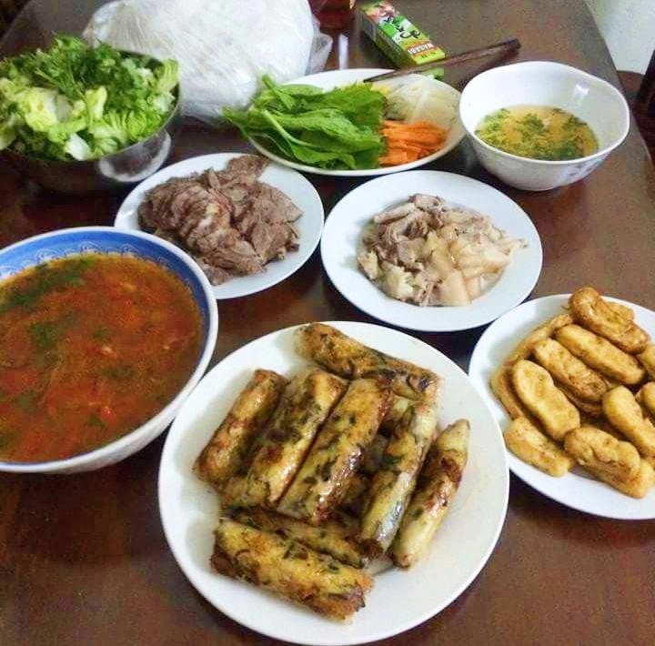 Con dâu bầu vượt mặt vẫn chăm vào bếp bố mẹ chồng suốt ngày khen được ăn nhiều món ngon