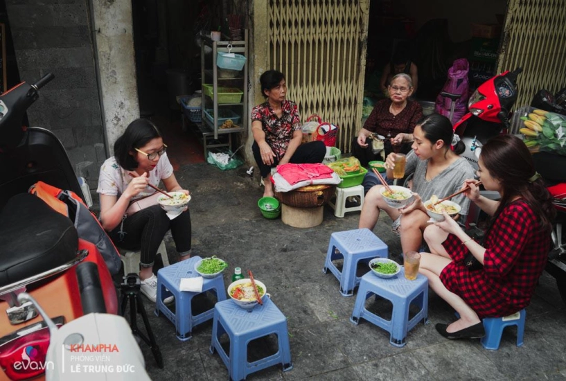 Con dâu u70 nuôi sống cả gia đình 40 năm với quán bún riêu bưng độc đáo