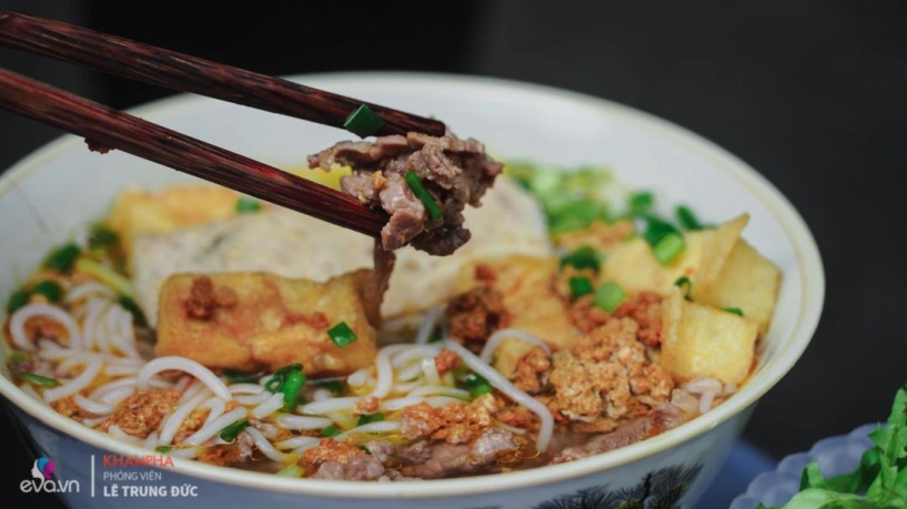 Con dâu u70 nuôi sống cả gia đình 40 năm với quán bún riêu bưng độc đáo