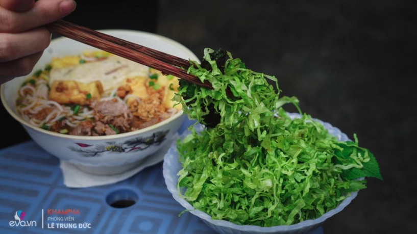 Con dâu u70 nuôi sống cả gia đình 40 năm với quán bún riêu bưng độc đáo