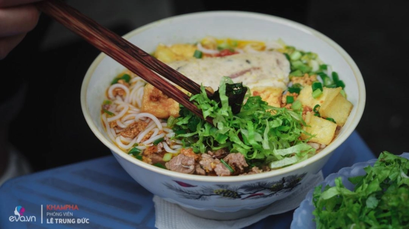 Con dâu u70 nuôi sống cả gia đình 40 năm với quán bún riêu bưng độc đáo