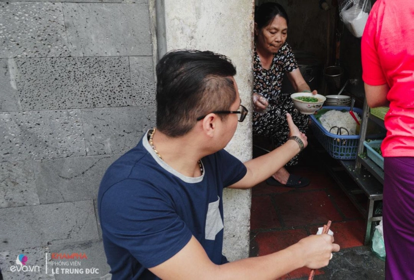 Con dâu u70 nuôi sống cả gia đình 40 năm với quán bún riêu bưng độc đáo