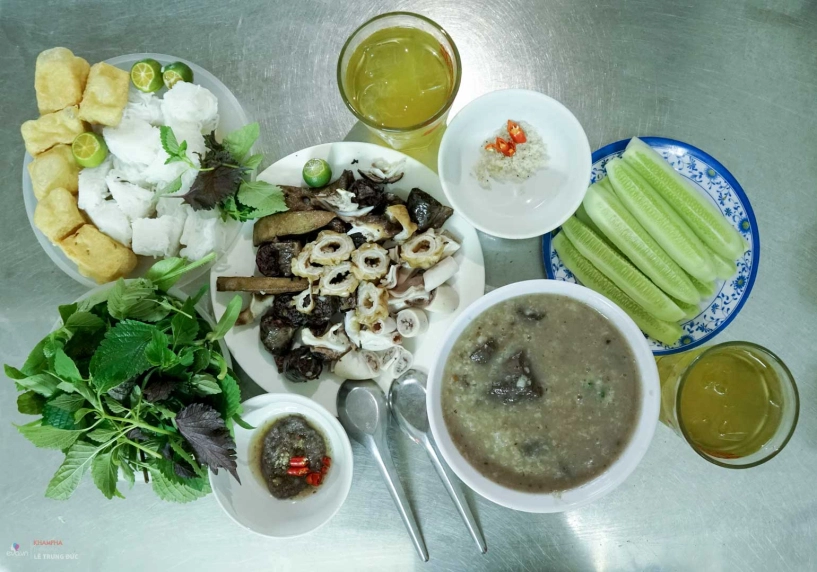 Cụ bà 86 tuổi và quán cháo lòng đậu xanh hơn 30 năm nức tiếng trong ngõ sâu hun hút