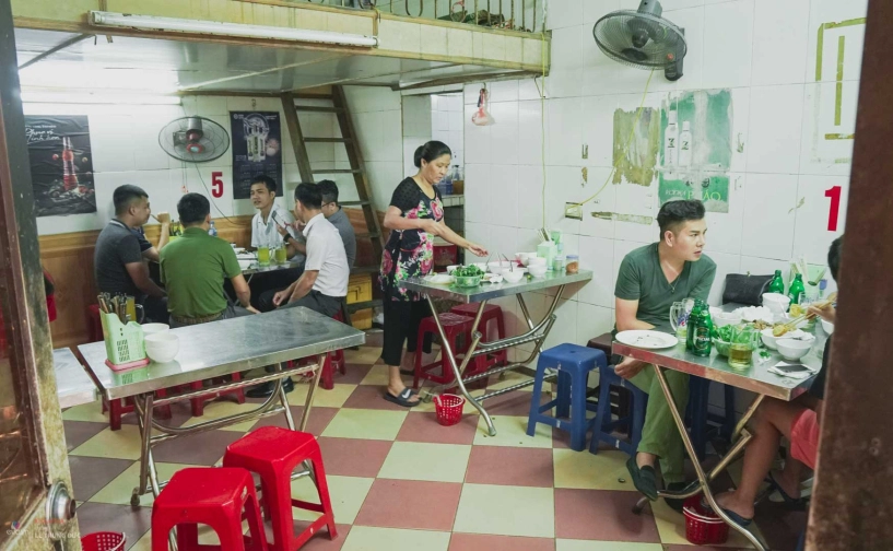 Cụ bà 86 tuổi và quán cháo lòng đậu xanh hơn 30 năm nức tiếng trong ngõ sâu hun hút