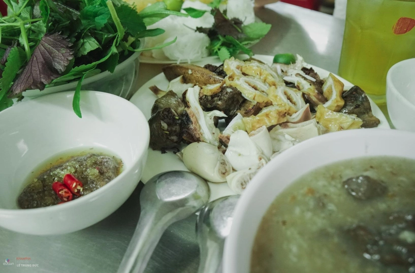 Cụ bà 86 tuổi và quán cháo lòng đậu xanh hơn 30 năm nức tiếng trong ngõ sâu hun hút