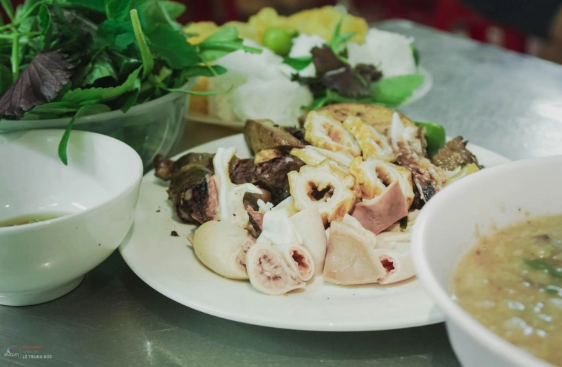 Cụ bà 86 tuổi và quán cháo lòng đậu xanh hơn 30 năm nức tiếng trong ngõ sâu hun hút