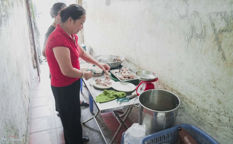 Cụ bà 86 tuổi và quán cháo lòng đậu xanh hơn 30 năm nức tiếng trong ngõ sâu hun hút
