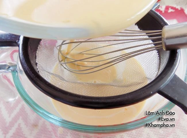 Cứ tưởng khó hóa ra làm bánh flan mềm mịn mượt như da em bé lại đơn giản thế này