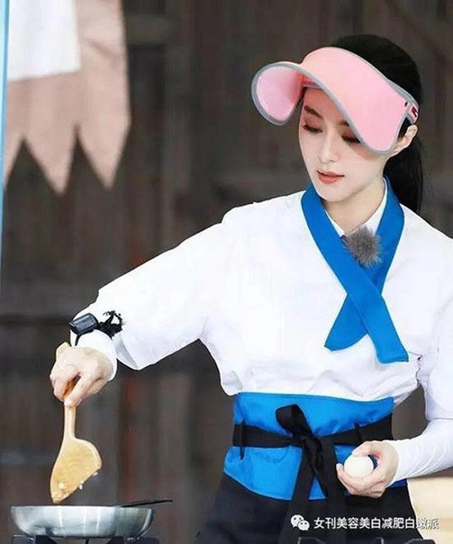 Cùng là mũ chống nắng nhưng mỹ nhân việt đội lại chất hơn cả phạm băng băng