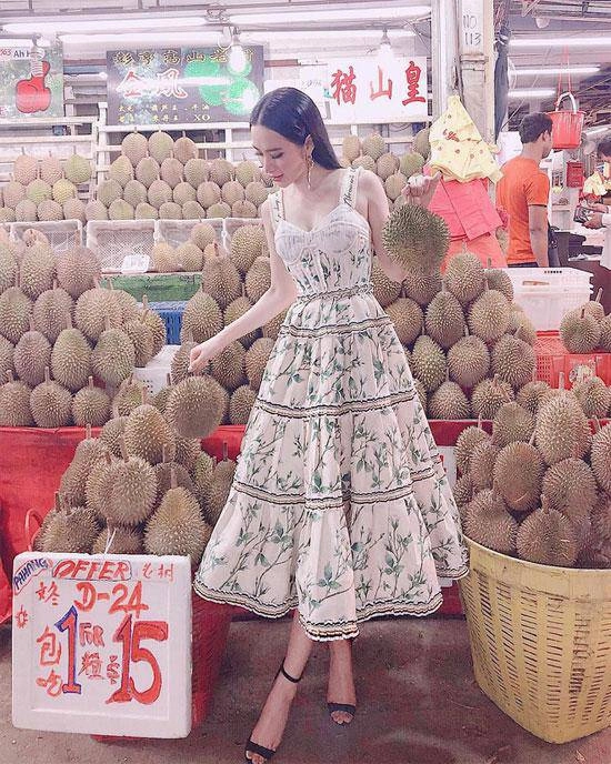Cùng một chiếc váy tóc tiên đẳng cấp anglea phương trinh diện đi mua sầu riêng
