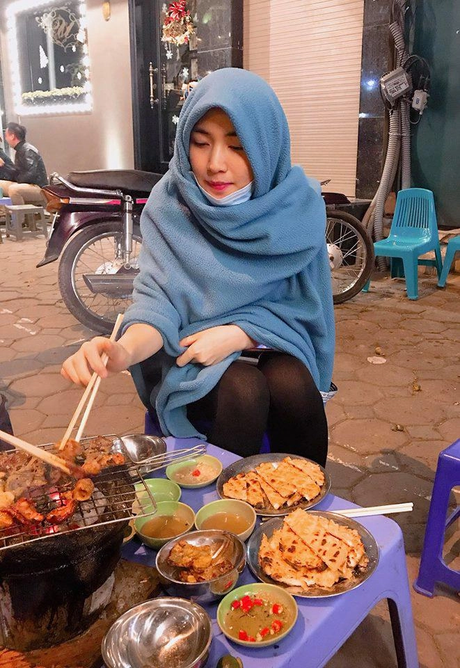 Cười bể bụng với thời trang đi ăn thịt nướng bá đạo của chị đại hoa râm bụt hòa minzy