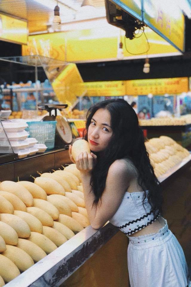 Cười bể bụng với thời trang đi ăn thịt nướng bá đạo của chị đại hoa râm bụt hòa minzy