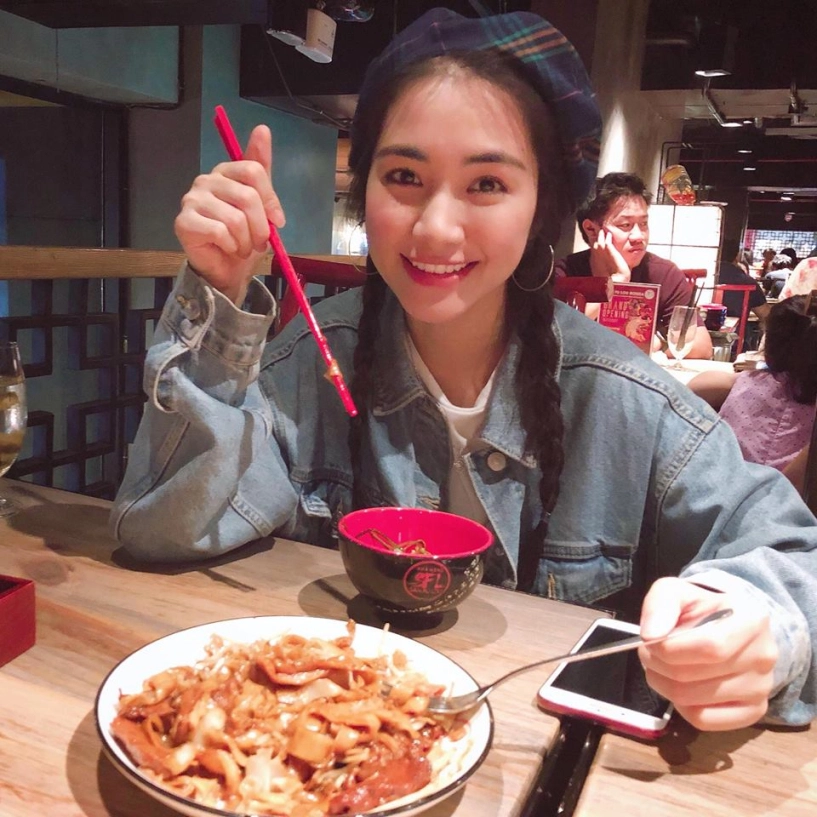 Cười bể bụng với thời trang đi ăn thịt nướng bá đạo của chị đại hoa râm bụt hòa minzy