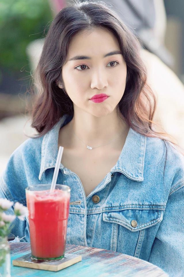 Cười bể bụng với thời trang đi ăn thịt nướng bá đạo của chị đại hoa râm bụt hòa minzy