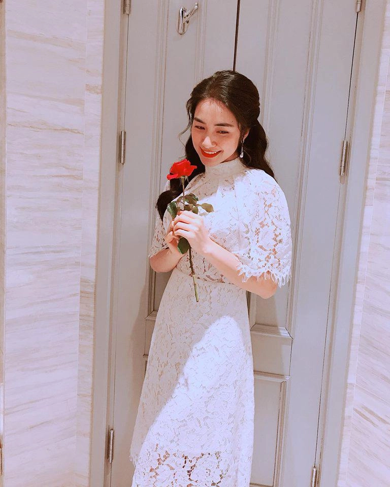 Cười bể bụng với thời trang đi ăn thịt nướng bá đạo của chị đại hoa râm bụt hòa minzy
