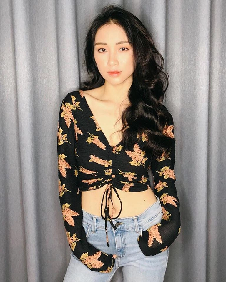 Cười bể bụng với thời trang đi ăn thịt nướng bá đạo của chị đại hoa râm bụt hòa minzy