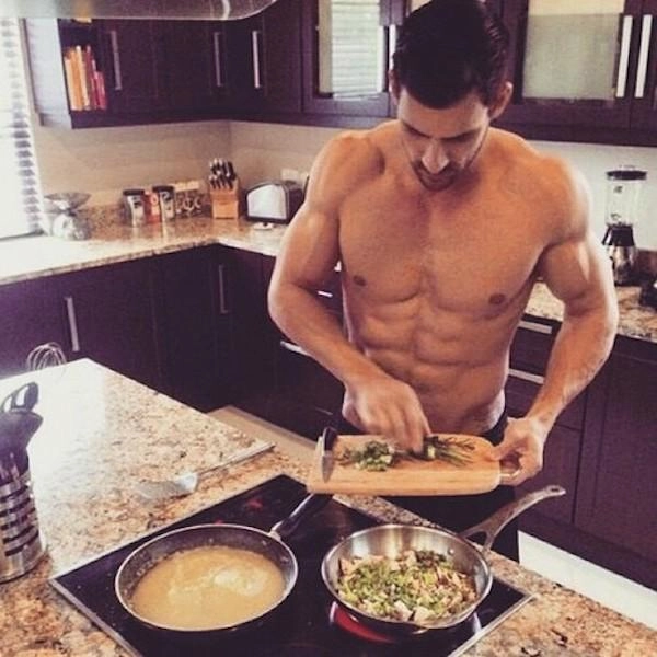Cười lăn cười bò với các chàng trổ tài vào bếp ngày 8-3