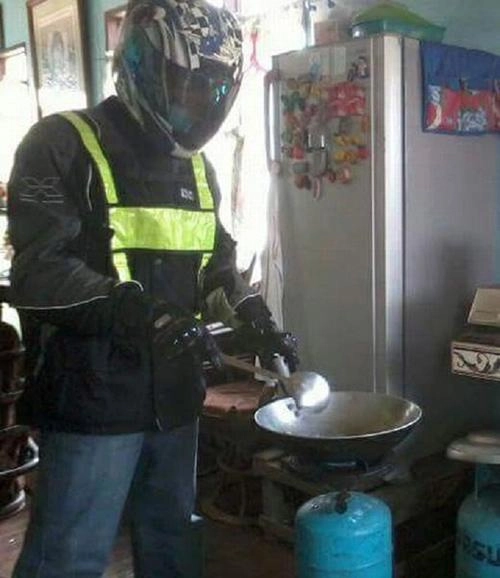 Cười lăn cười bò với các chàng trổ tài vào bếp ngày 8-3