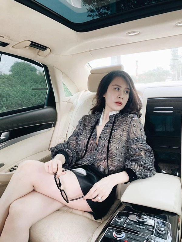 Cựu tiếp viên hàng không làm vợ anh tài thành trung đã đẻ 2 con vẫn trẻ đẹp mơn mởn