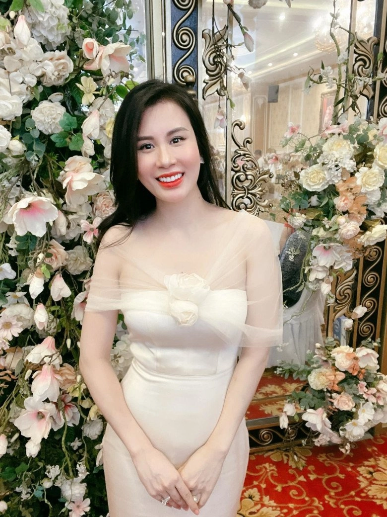 Cựu tiếp viên hàng không làm vợ anh tài thành trung đã đẻ 2 con vẫn trẻ đẹp mơn mởn