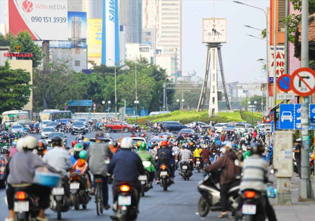 Đã bao giờ bạn chú ý đến cách chạy xe trong bùng binh để vào ra an toàn chưa
