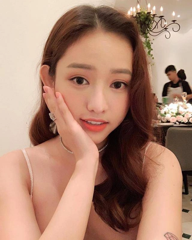 Đã hút 2kg mỡ thừa thúy vi vẫn bị cđm phát hiện dùng app chỉnh eo lệch cả rốn