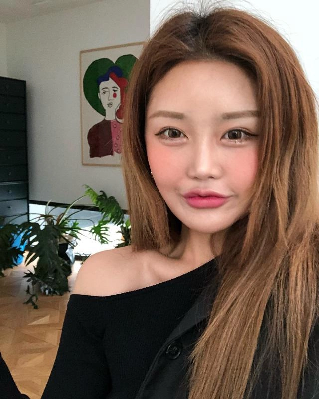 Đã tìm ra phiên bản thẩm mỹ hỏng môi tều giống hệt lê âu ngân anh không ai khác là