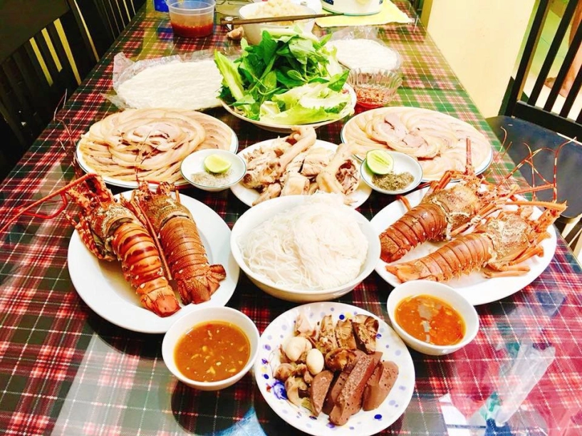 Đãi sinh nhật bố chồng toàn tôm hùm sang chảnh con dâu 8x được cả nhà quý như vàng