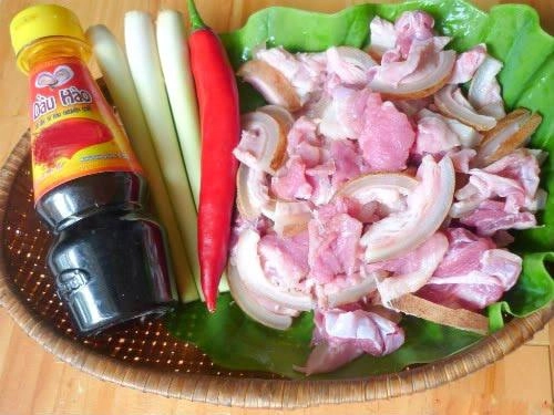 Đảm bảo cả nhà mê tít thịt lợn xào sả ớt cay ngon đậm đà mà cách làm siêu dễ