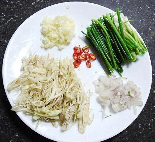 Đảm bảo cả nhà mê tít thịt lợn xào sả ớt cay ngon đậm đà mà cách làm siêu dễ