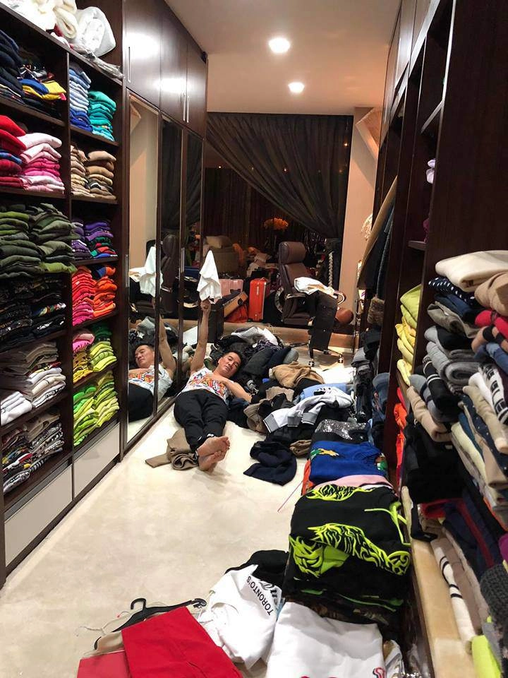Đàm vĩnh hưng ơi nhà anh hay shop thời trang mà đồ hiệu xếp lớp thế này