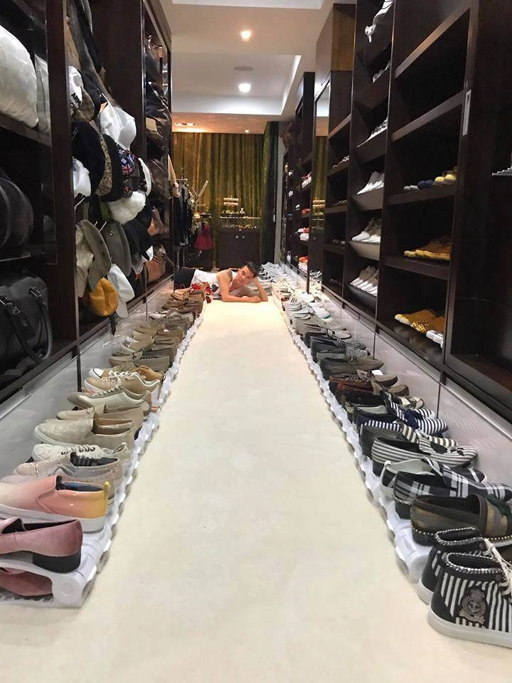 Đàm vĩnh hưng ơi nhà anh hay shop thời trang mà đồ hiệu xếp lớp thế này
