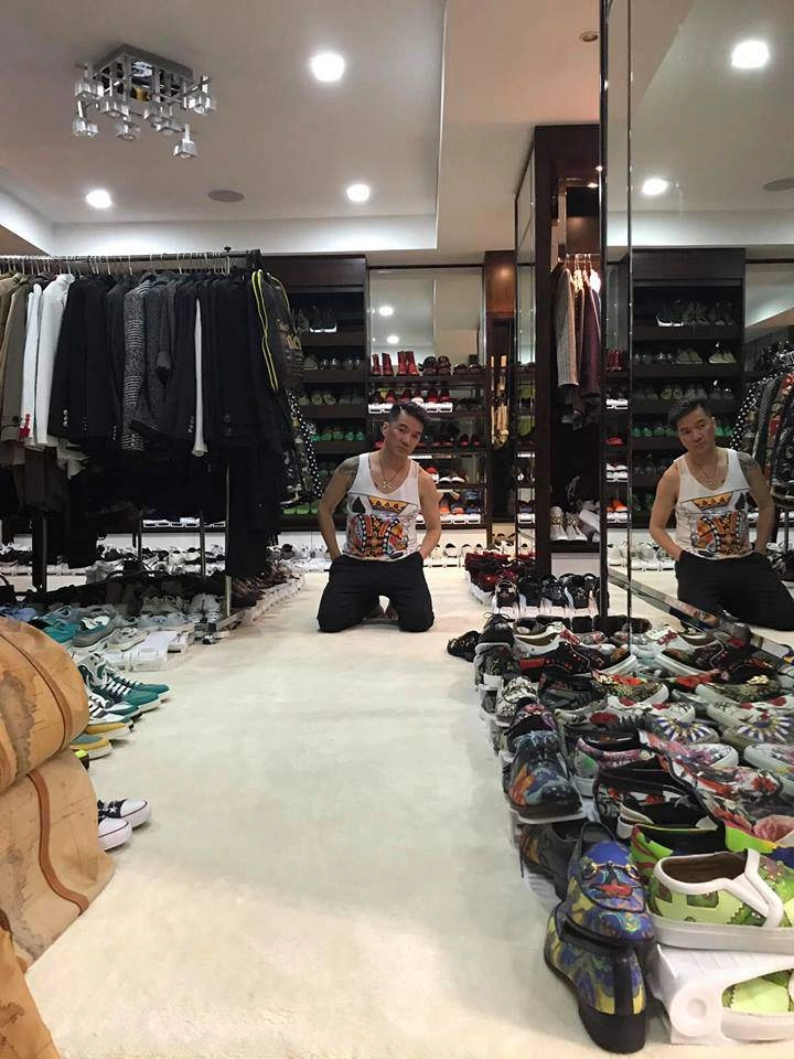 Đàm vĩnh hưng ơi nhà anh hay shop thời trang mà đồ hiệu xếp lớp thế này