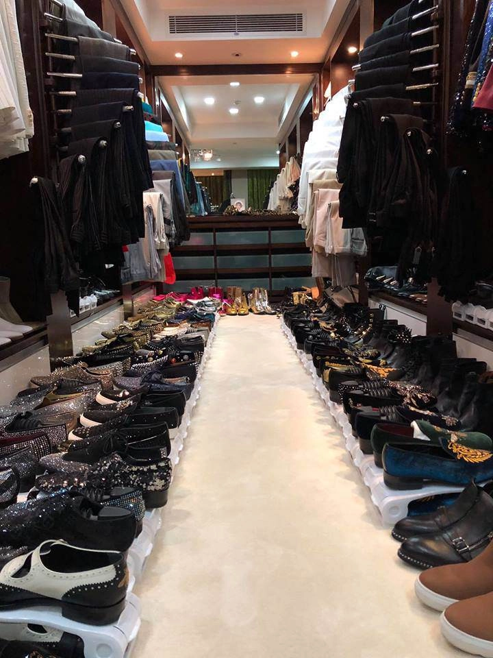 Đàm vĩnh hưng ơi nhà anh hay shop thời trang mà đồ hiệu xếp lớp thế này