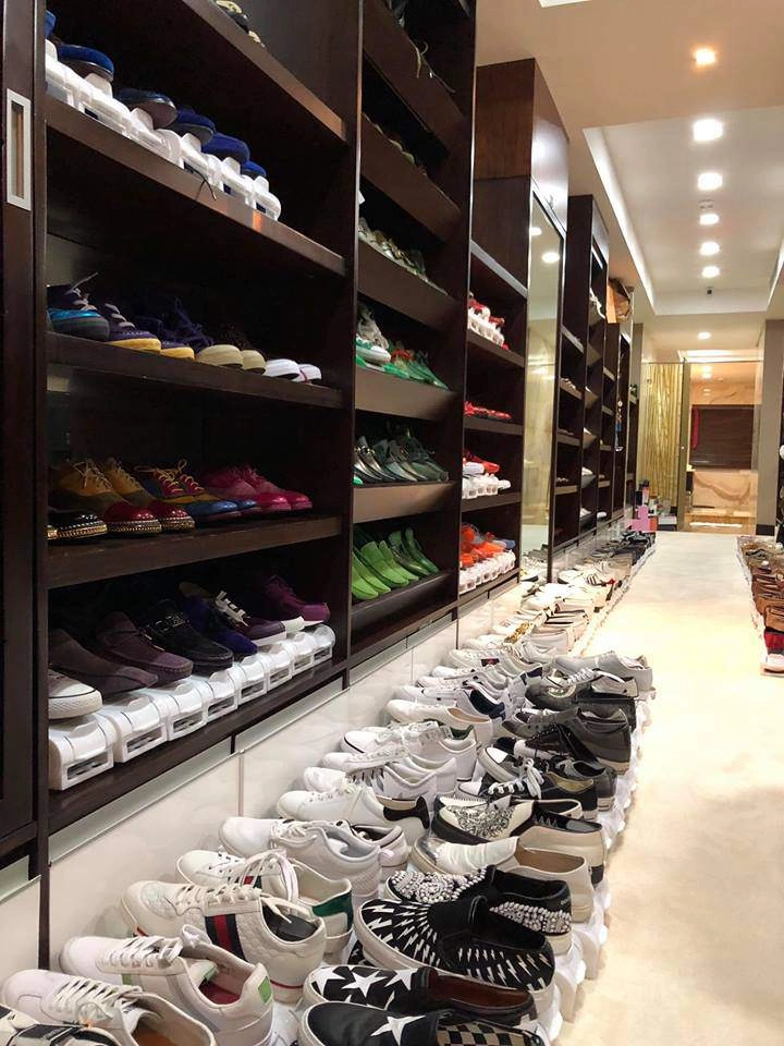 Đàm vĩnh hưng ơi nhà anh hay shop thời trang mà đồ hiệu xếp lớp thế này