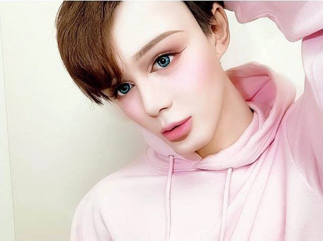 Đang đẹp như soái ca con trai ngôi sao bóng chày gây sốc với ngoại hình như búp bê sống