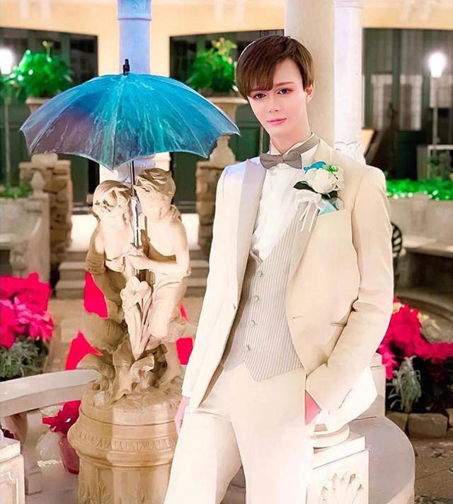 Đang đẹp như soái ca con trai ngôi sao bóng chày gây sốc với ngoại hình như búp bê sống