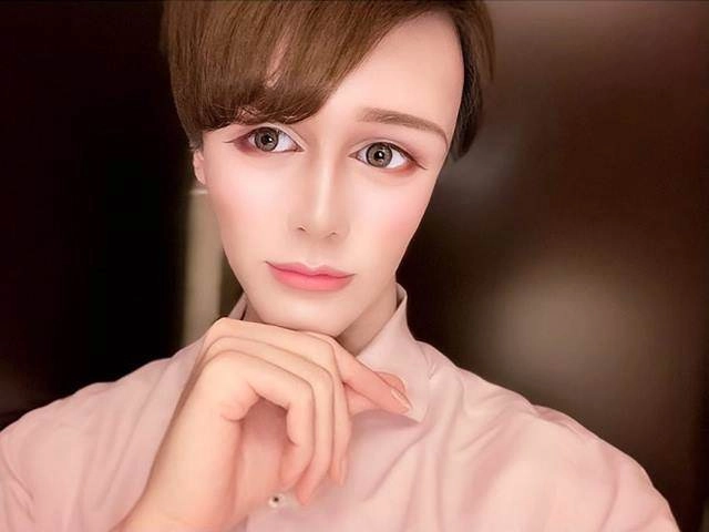 Đang đẹp như soái ca con trai ngôi sao bóng chày gây sốc với ngoại hình như búp bê sống