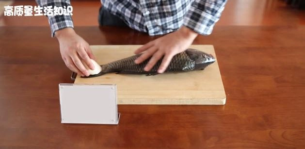 Đánh vảy cá bằng củ cải tưởng trò đùa ai ngờ vảy sạch trơn không còn một cái