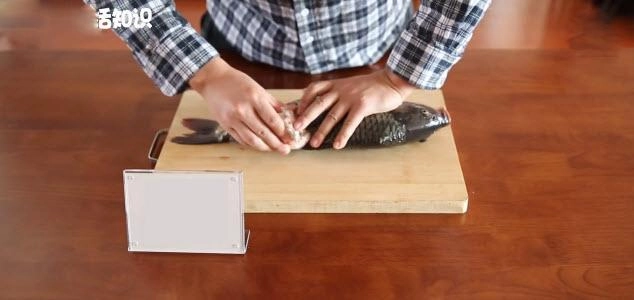 Đánh vảy cá bằng củ cải tưởng trò đùa ai ngờ vảy sạch trơn không còn một cái