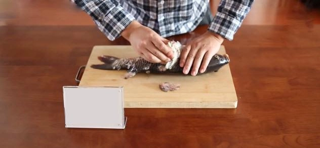 Đánh vảy cá bằng củ cải tưởng trò đùa ai ngờ vảy sạch trơn không còn một cái