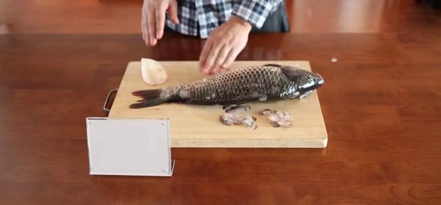 Đánh vảy cá bằng củ cải tưởng trò đùa ai ngờ vảy sạch trơn không còn một cái